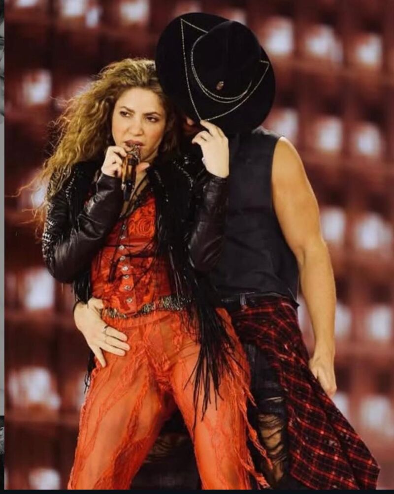 Shakira sujeta un gorro negro de la marca ibicenca en uno de sus conciertos