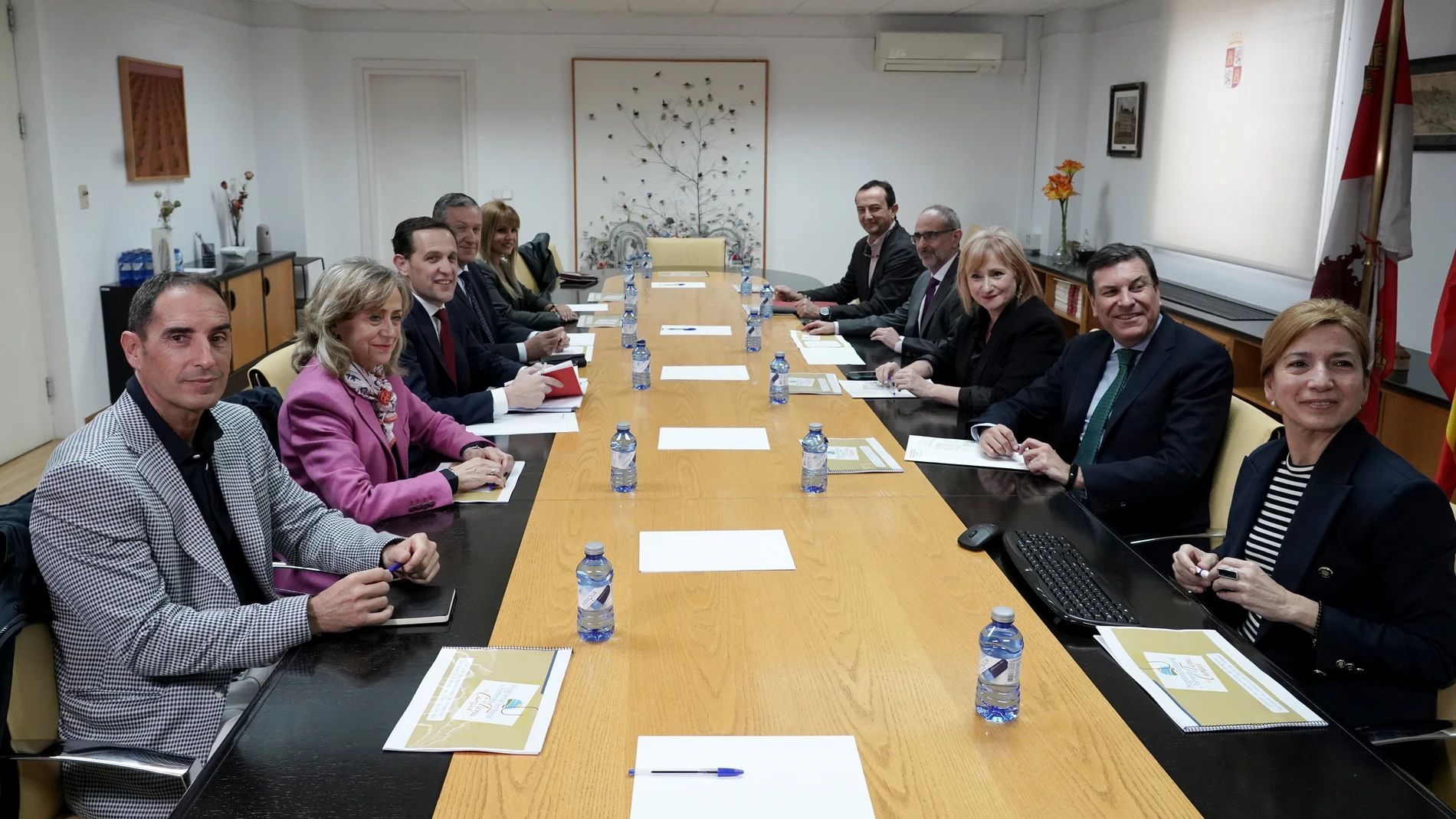 Los consejeros Carlos Fernández Carriedo y Leticia García, junto a los responsables de las diputaciones