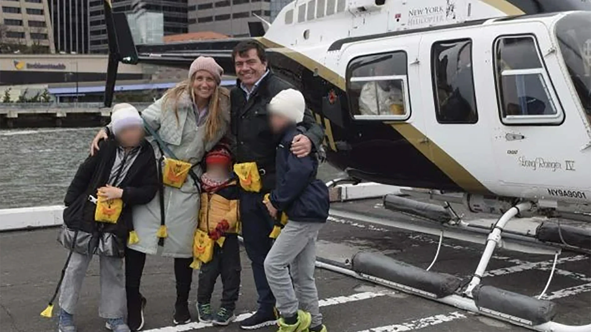NUEVA YORK, 11/04/2025.- El español Agustín Escobar Cañadas, directivo de Siemens, su esposa, Mercè Camprubí Montal, también directiva en esta empresa, y sus tres hijos, son cinco de las seis víctimas mortales del accidente de helicóptero ocurrido este jueves en aguas del río Hudson, en Nueva York. En la imagen, la familia se fotografía antes de subir al helicóptero. EFE/ New York Helicopter Tours LLC *****SOLO USO EDITORIAL/SOLO DISPONIBLE PARA ILUSTRAR LA NOTICIA QUE ACOMPAÑA (CRÉDITO OBLIG...