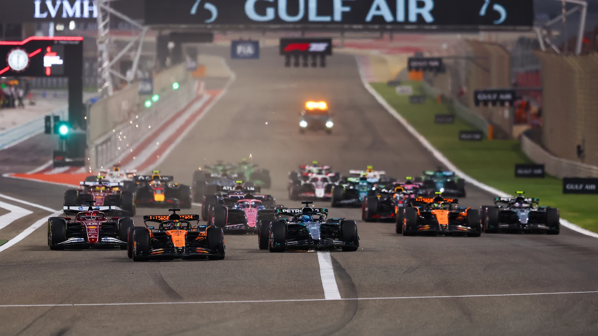 Start 81 PIASTRI Oscar (aus), McLaren F1 Team MCL39, action 63 RUSSELL George (gbr), Mercedes AMG F1 Team W16, action during the Formula 1 Gulf Bahrain Grand Prix 2025, 4th round of the 2025 FIA Formula One World Championship from April 11 to 13, 2025 on the Bahrain International Circuit, in Sakhir, Bahrain - Photo Eric Alonso / DPPI AFP7 13/04/2025 ONLY FOR USE IN SPAIN