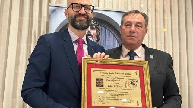 La Subdelegación del Gobierno en León recibe el nombramiento de Seise de Honor de la Cofradía del Santo Cristo del Perdón