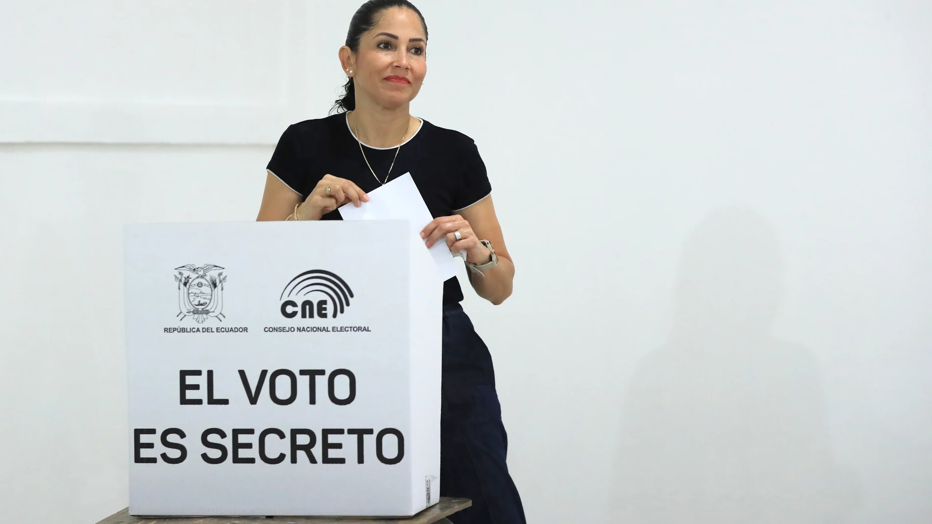 FOTODELDÍA CANUTO (ECUADOR), 13/04/2025.- La candidata del correísmo, la progresista Luisa González, vota este domingo en Canuto (Ecuador). La segunda vuelta de las elecciones presidenciales de Ecuador definirá a la persona que gobernará en el país por los próximos cuatro años (2025-2029), a lo que optan el actual presidente, el empresario Daniel Noboa, y la candidata del correísmo, la progresista Luisa González. EFE/José Jácome
