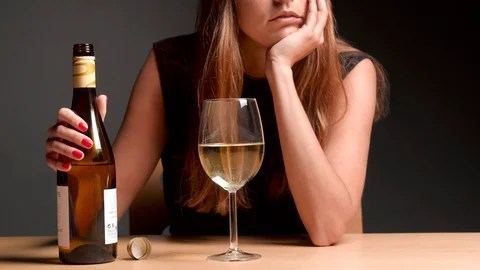 Nuevo estudio revela cómo el alcohol afecta al cerebro incluso años después de dejarlo