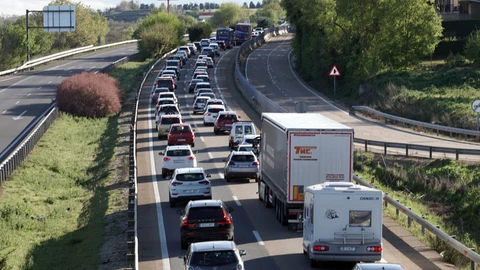 Tráfico denso de salida de Valladolid por la A-62 a la altura de la localidad de Simancas