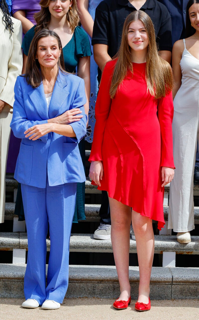La Reina Letizia y la Infanta Sofía en el patronato de la Fundación Comité Español de los Colegios del Mundo Unido (UWC) en el Palacio de La Zarzuela de Madrid en 2024.