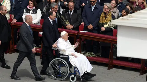 El Papa no presidirá las celebraciones del Jueves y Viernes Santo pero el Vaticano no descarta que participe