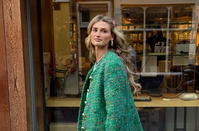 Influencer con pelo rizado.