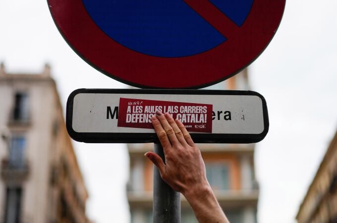 GRAFCAT5107. BARCELONA, 23/03/2022.- Miles de profesores y estudiantes se están manifestando este miércoles por el centro de Barcelona para exigir al Govern que proteja la inmersión lingüística frente a "agresiones" como la sentencia que obliga, a partir de este viernes, a impartir el 25 % de las materias en lengua castellana en todos los colegios catalanes. 