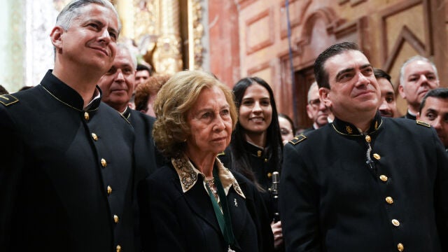 La Reina Sofía asiste a la Madrugá de Sevilla y muestra su devoción por la Semana Santa