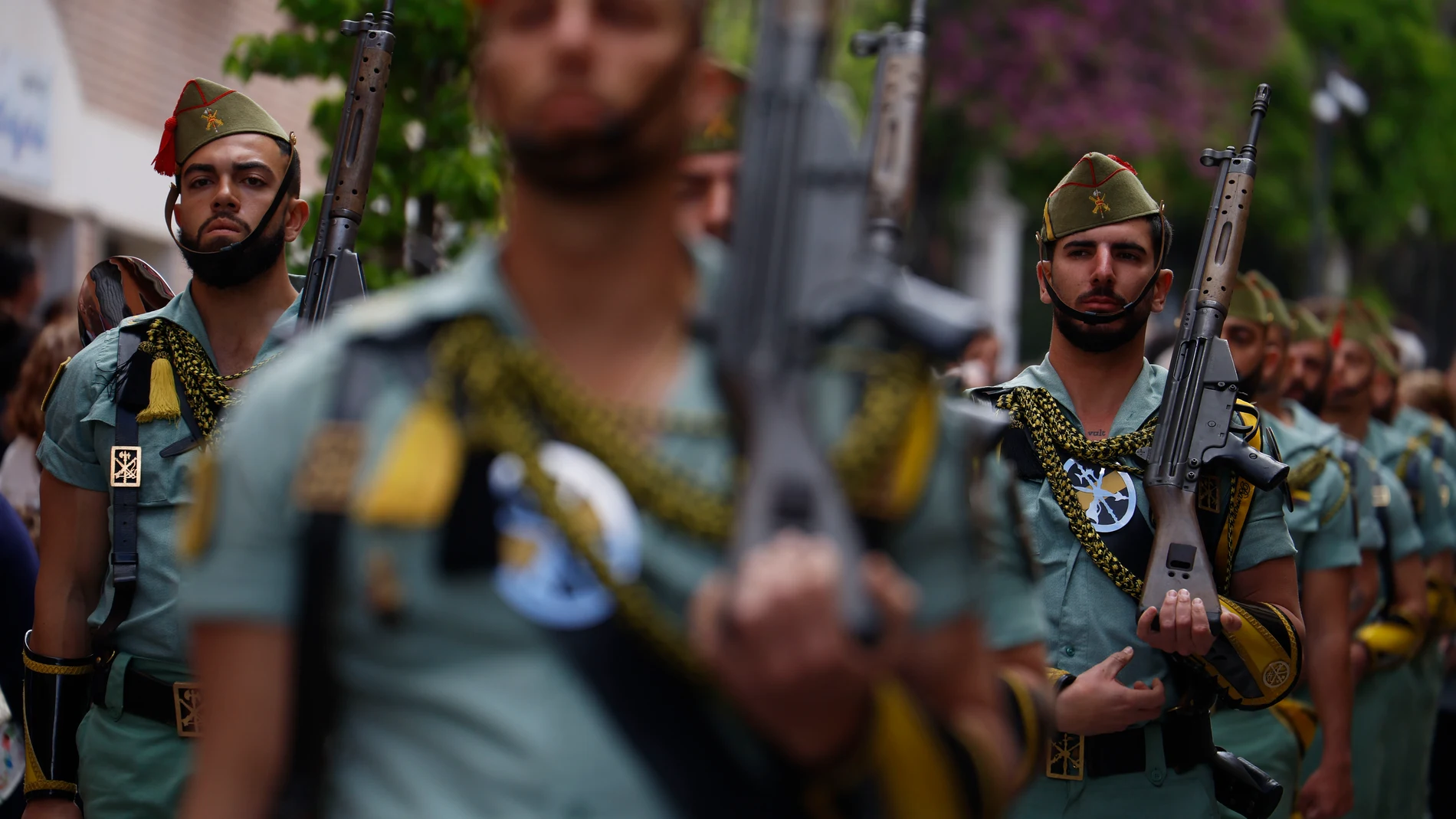 CABRA (CÓRDOBA), 19/04/2025.- La escuadra de gastadores, banda de guerra y sección de honores pertenecientes al Tercio Duque de Alba 2º de La Legión de Ceutas durante la procesión de la Virgen de la Soledad y Quinta Angustia de Cabra (Córdoba). EFE/Salas