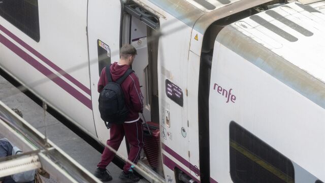 Sucesos.- Un tren regional de Barcelona a Zaragoza tiene unos 40 pasajeros atrapados más de 4 horas por una avería