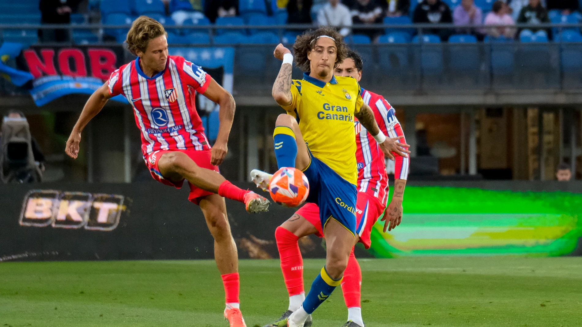 LAS PALMAS DE GRAN CANARIA, 19/04/2025.- El defensa del Atlético de Madrid Marcos Llorent (i) y el delantero de la UD Las Palmas Fabio Silva (d) durante el partido de la jornada 32 de LaLiga que UD Las Palmas y Atlético de Madrid disputan hoy sábado en el estadio de Gran Canaria. EFE/Ángel Medina G.