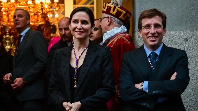 Isabel Díaz Ayuso y Almeida en la procesión del Cristo de Medinaceli en Madrid.
