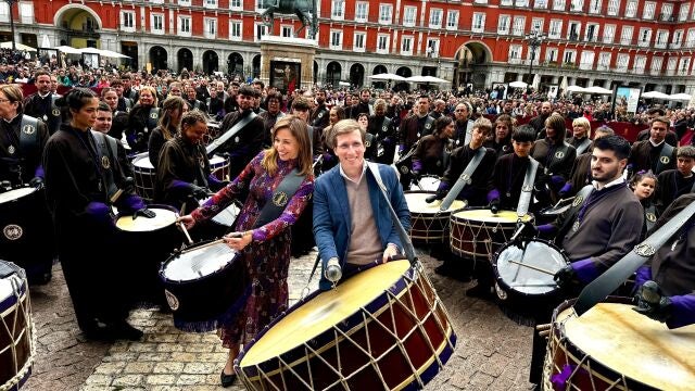 El alcalde de Madrid, José Luis Martínez-Almeida, junto a la alcaldesa de Zaragoza, Natalia Chueca, en la tradicional tamborrada celebrada este domingo en la plaza Mayor de Madrid con la que se pone fin a la Semana Santa en la capital de España.