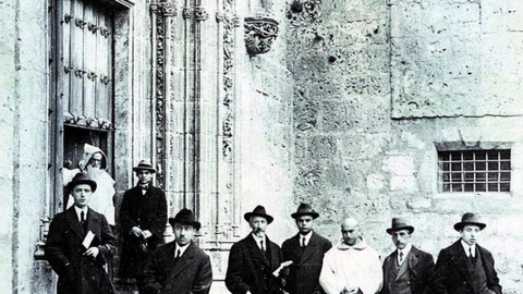 García Lorca a la puerta de la Cartuja de Miraflores