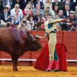 El diestro Daniel Luque en el festejo primero de abono este Domingo de Resurrección en la Plaza de La Maestranza de Sevilla. EFE/ Raúl Caro.