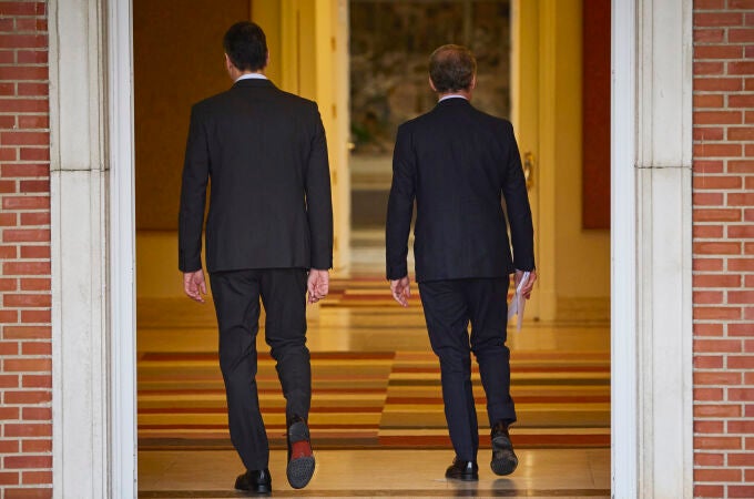 Pedro Sánchez, Presidente del Gobierno, mantiene un encuentro con el presidente nacional del Partido Popular, Alberto Núñez Feijóo, en el Complejo de la Moncloa. 