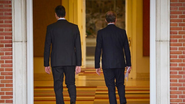Pedro Sánchez, Presidente del Gobierno, mantiene un encuentro con el presidente nacional del Partido Popular, Alberto Núñez Feijóo, en el Complejo de la Moncloa. 