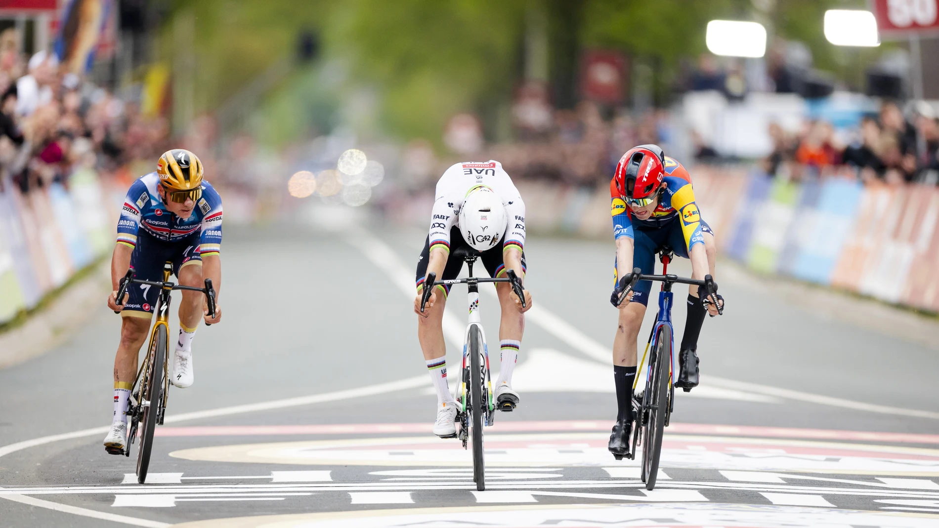 FOTODELDÍA - Terblijt (Países Bajos), 20/04/2025.- Remco Evenepoel (i), Tadej Pogacar (c) and Mattias Skjelmose (d) cruzan la línea de meta de la Amstel Gold Race sobre 255,9km desde Maastricht a Berg en Terblijt, Países Bajos. EFE/Marcel Van Hoorn