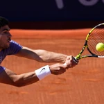 Alcaraz devuelve una bola a Lajovic con revés a dos manos