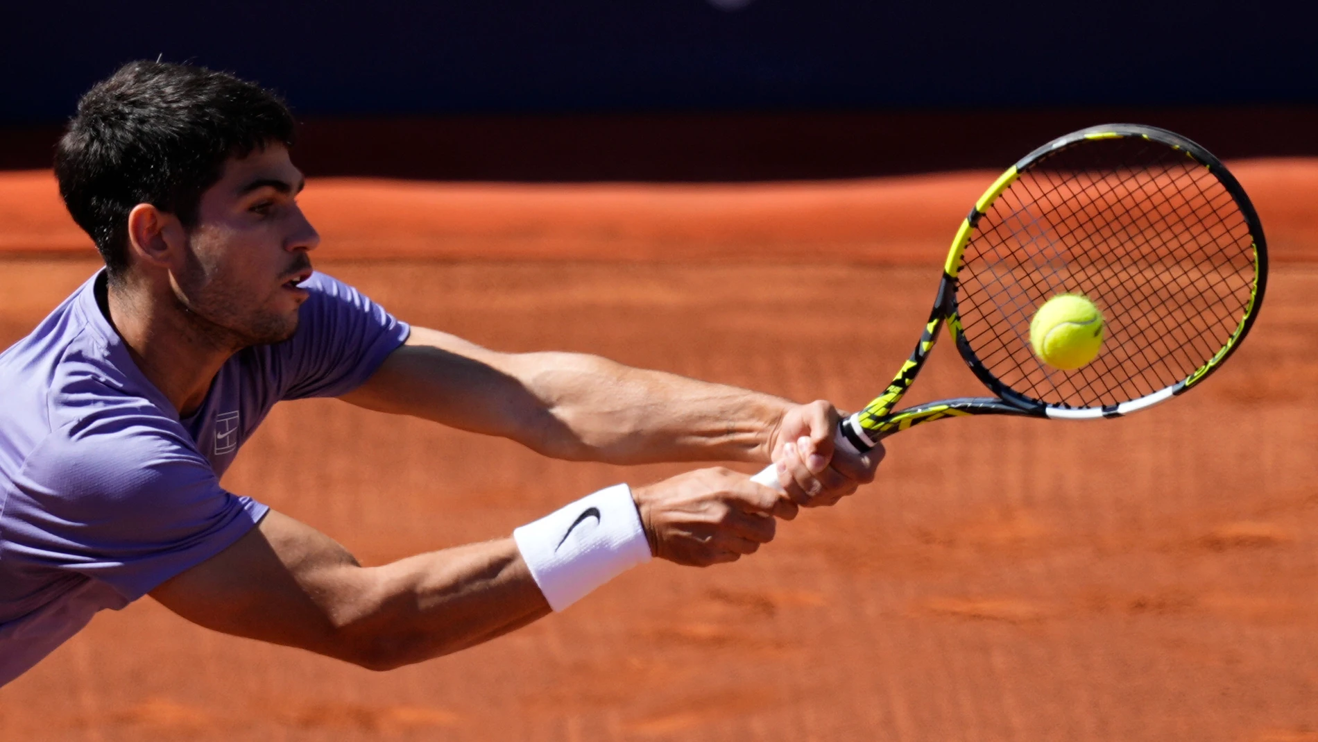 Alcaraz devuelve una bola a Lajovic con revés a dos manos