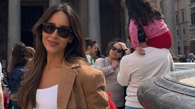 Rocío Osorno con blazer de ante marrón.