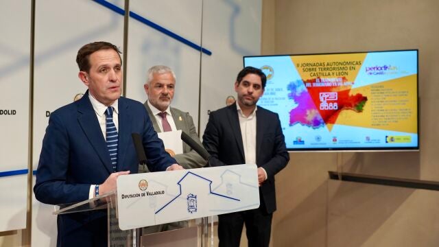 Conrado Íscar durante la presentación junto a Sebastián Nogales y Jorge Francés