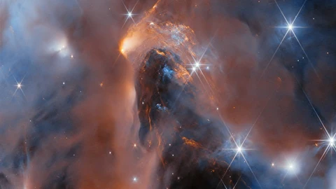Foto de la Nebulosa NGC 1333. El telescopio James Webb detectó hielo interestelar allí, lo cual podría ser el origen de estrellas y planetas. El estudio muestra que este hielo aparentemente también fue responsable de la formación de moléculas orgánicas, incluidos todos los intermediarios en el ciclo de Krebs.