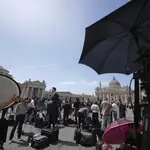 En la Plaza de San Pedro se congregaron numerosas personas y medios de comunicación al conocerse el fallecimiento del Papa