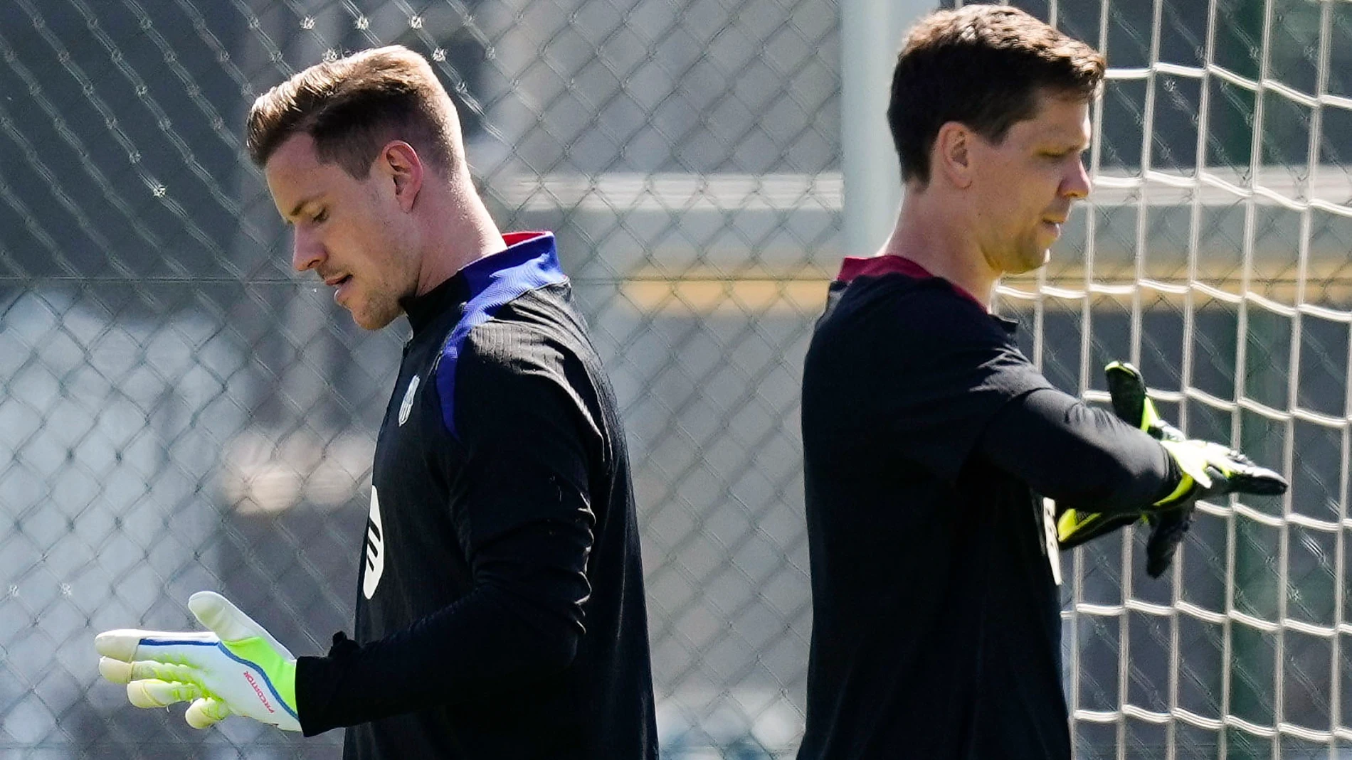 SANT JOAN DESPÍ, 21/04/2025.- Los porteros del FC Barcelona Ter Stegen (i) y Szczesny (d) durante el entrenamiento del equipo en las instalaciones de la Ciudad Deportiva Joan Gamper, este lunes. EFE/ Enric Fontcuberta.