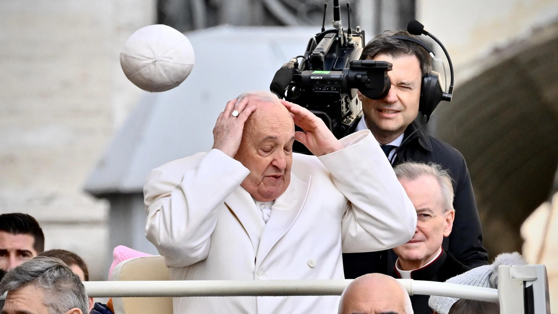 VATICAN CITY (Vatican City State (Holy See)), 21/04/2025.- (FILE) Pope Francis' cap flies away as he attends his general audience in Saint Peter's Square, Vatican City, 13 March 2024 ?(reissued 21 April 2025). Pope Francis died on 21 April 2025 at the age of 88, according to the Holy See. Born Jorge Mario Bergoglio in Buenos Aires, Argentina on 17 December 1936, was appointed leader of the Catholic Church on 13 March 2013 succeeding pontiff Emeritus Benedict XVI. (Papa, Santa Sede) EFE/EPA/AL...