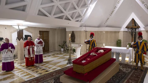 CIUDAD DLE VATICANO, 22/04/2025.- El Vaticano difundió este martes las primeras imágenes del papa Francisco, fallecido este lunes a los 88 años, en el féretro de madera en la capilla de la que fue su residencia, la Casa Santa Marta. El papa descansa sobre un féretro de madera forrado de terciopelo rojo con una casulla purpura y una mitra blanca y en las manos lleva un rosario. EFE/ Francesco Sforza/Dicasterio Para La Comunicación De La Santa Sede SOLO USO EDITORIAL/SOLO DISPONIBLE PARA ILUSTRAR LA NOTICIA QUE ACOMPAÑA (CRÉDITO OBLIGATORIO)