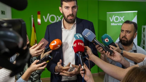 El presidente de VOX en la Región de Murcia, José Ángel Antelo, atiende a los medios de comunicación para infomar de las negociaciones de los presupuestos