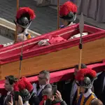 Última hora muerte del Papa, en directo hoy: funeral, cónclave y traslado al Vaticano, en vivo