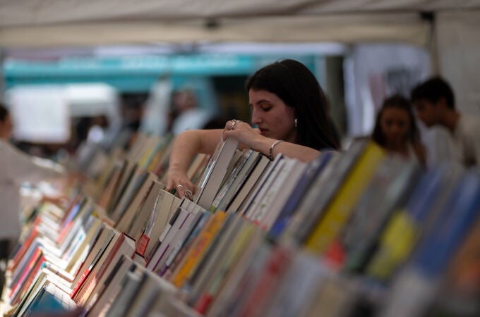 Barcelona se llena de libros y rosas en la Diada de Sant Jordi 2025