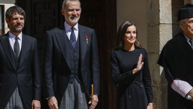 El look de la Reina Letizia de luto por el Papa.
