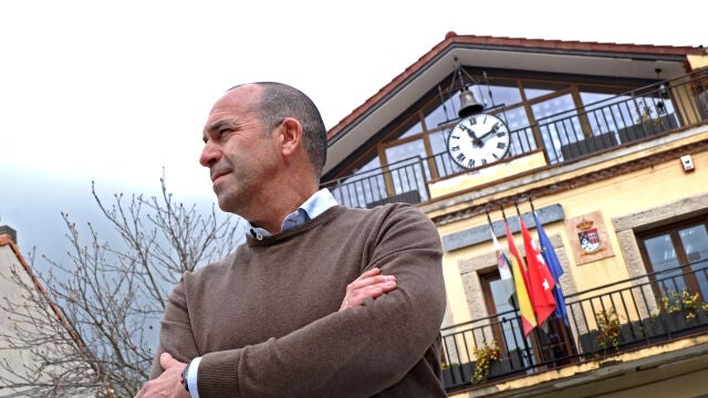  Javier Rubio, alcalde de Navalafuente, el pasado 14 de abril en la plaza del Ayuntamiento.