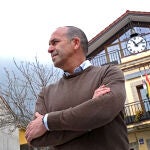  Javier Rubio, alcalde de Navalafuente, el pasado 14 de abril en la plaza del Ayuntamiento.