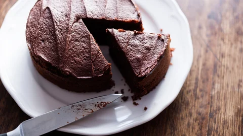 Con solo dos ingredientes, sin horno ni harina: Así se hace la mejor tarta de chocolate
