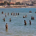 Numerosas personas disfrutan de la playa de El Postiguet
