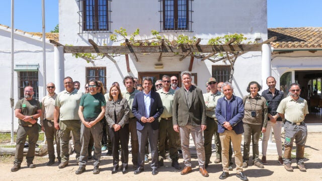 Entrega de los nuevos equipos de protección individual al servicio de Vigilancia Marina de Agentes Medioambientales en L’Albufera