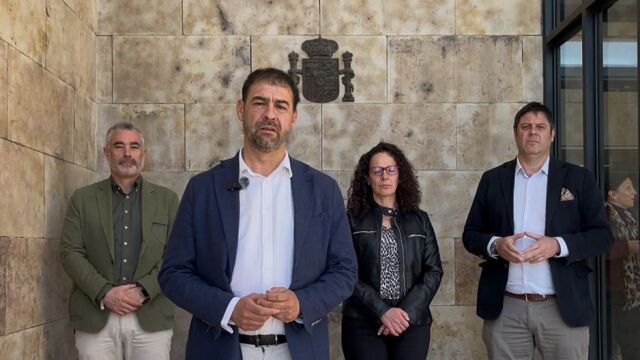Ernesto Vilariño, secretario general de JUCIL, junto a los juzgados de León