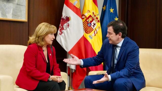 Mañueco conversa con Ana del Ser durante su encuentro