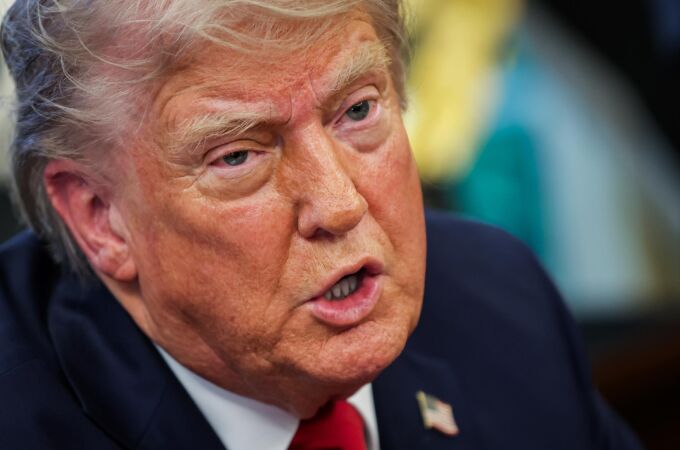 Trump califica a la universidad de Harvard como una "institución antisemita de extrema izquierda"