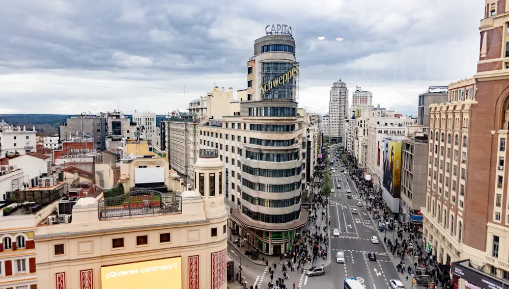 La calle Gran Vía, a 6 de abril de 2025, en Madrid (España). 06 ABRIL 2025;RECURSOS;CALLES;COMERCIALES;TIENDAS;COMERCIOS Ricardo Rubio / Europa Press 06/04/2025