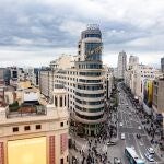 La calle Gran Vía, a 6 de abril de 2025, en Madrid (España). 06 ABRIL 2025;RECURSOS;CALLES;COMERCIALES;TIENDAS;COMERCIOS Ricardo Rubio / Europa Press 06/04/2025