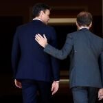 GRAF2055. MADRID (ESPAÑA), 17/07/2018.- El presidente del gobierno Pedro Sánchez, recibe al presidente de la Xunta de Galicia Alberto Núñez Feijóo en el Palacio de la Moncloa, dentro de su ronda de entrevistas con los mandatarios autonómicos.- EFE/MARISCAL