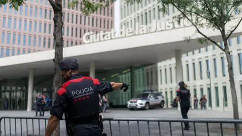 Un agente de los Mossos d'Esquadra frente a la Ciutat de la Justícia de Barcelona