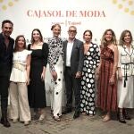 La presentadora, Laura Sánchez, posa junto a los demás protagonistas del ciclo