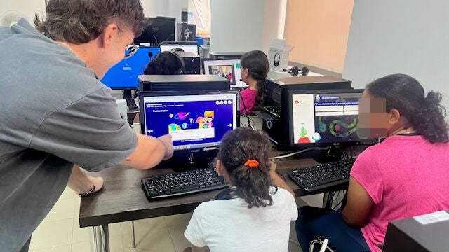 Los niños y niñas aprenden habilidades digitales en un entorno seguro y con educadores especializados